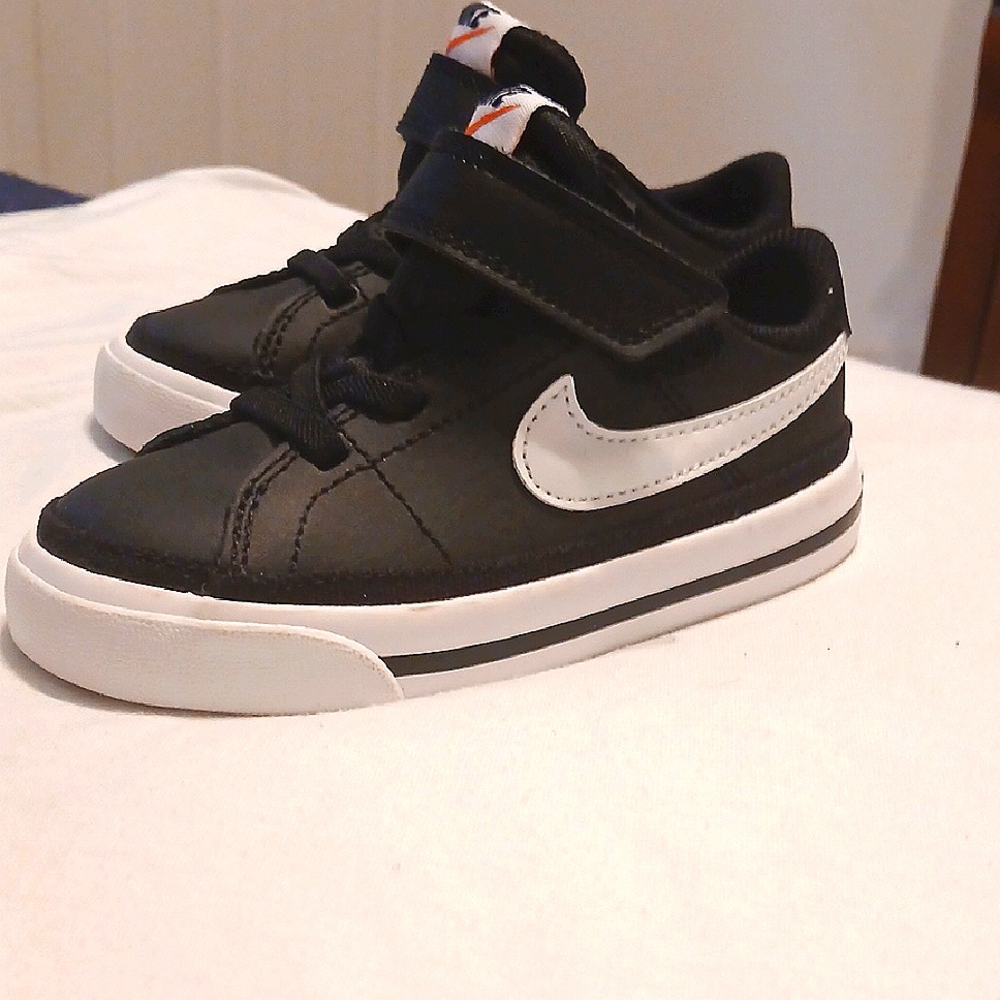 Nike- Black and White Court Legacy Kids/Toddler Show 8C
